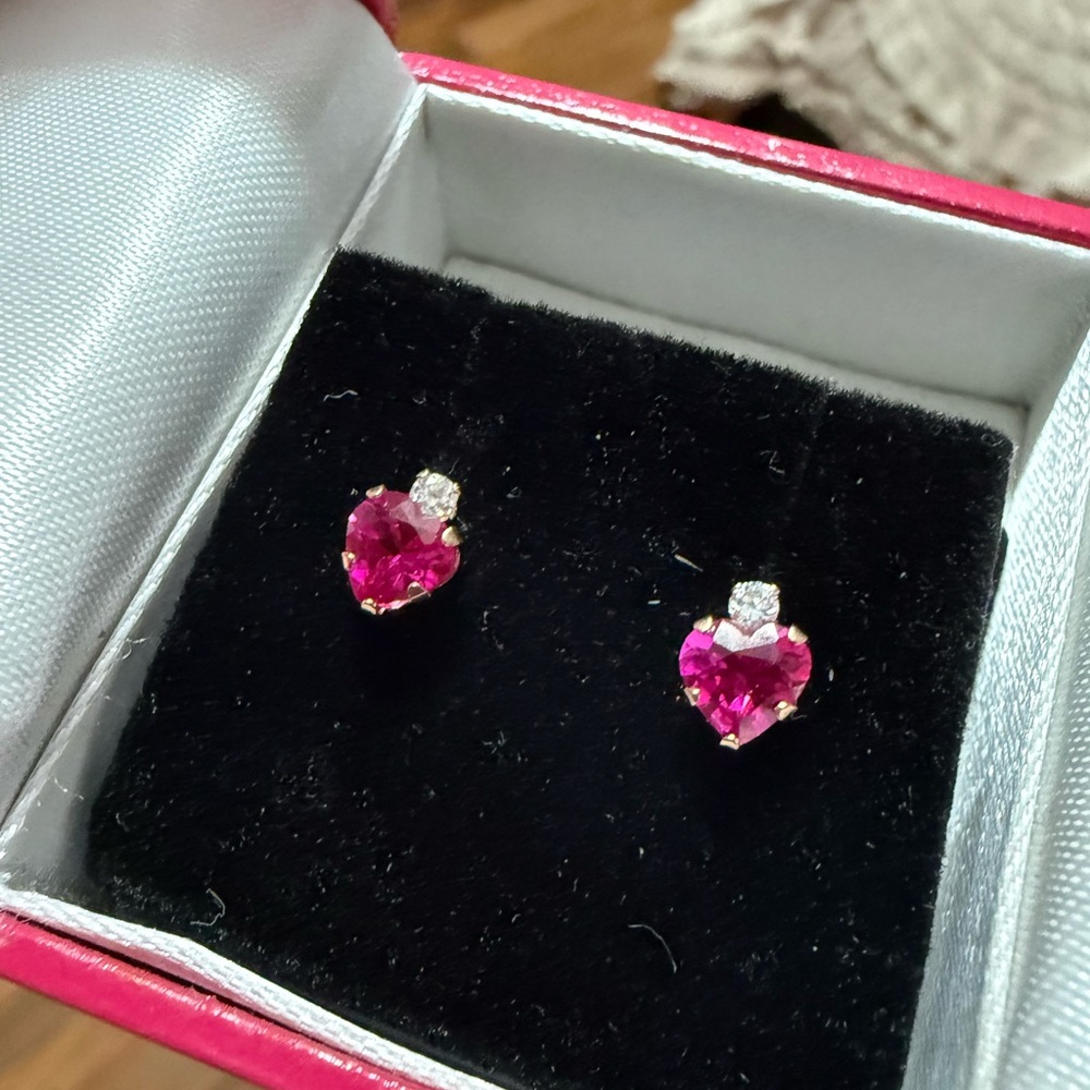 ๐ 10K Gold, Ruby and Diamonds Heart Stud Earrings - Picture 3 of 6